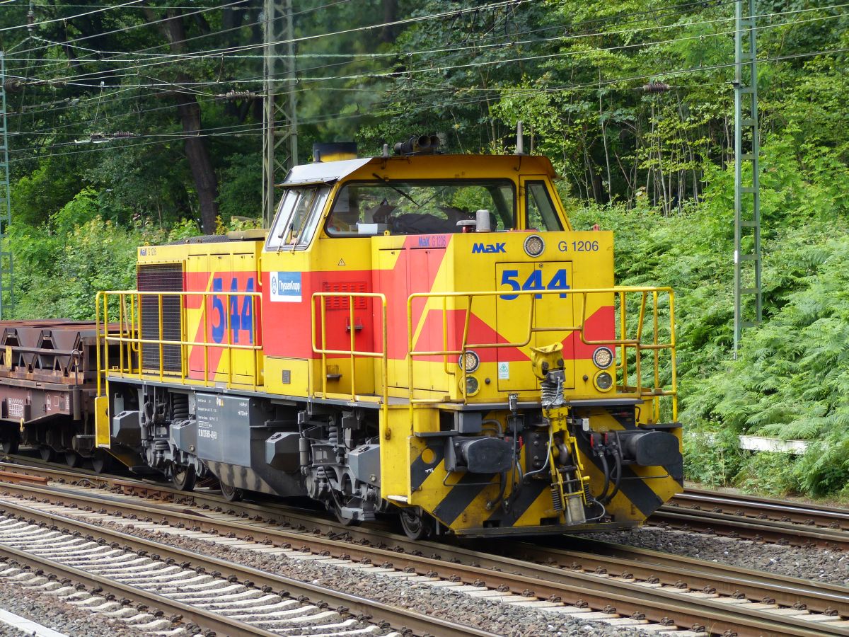 Eisenbahn und H�fen GmbH Diesellok 544 Abzweig Lotharstrasse, Forsthausweg, Duisburg 08-07-2016.

Eisenbahn und H�fen GmbH dieselloc 544 Abzweig Lotharstrasse, Forsthausweg, Duisburg 08-07-2016.