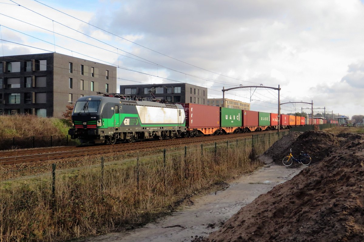 ELL 193 299 dönnert samt KLV durch Tilburg-Reeshof am 24 Jänner 2021.