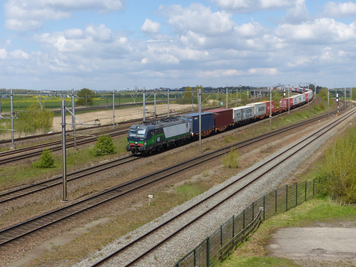 ELL (European Locomotive Leasing) Lokomotive 193 299-5 (91 80 6 193 299-5) Dirk de Botsdijk, Moerdijk 07-05-2021.

ELL (European Locomotive Leasing) locomotief 193 299-5 (91 80 6 193 299-5) Dirk de Botsdijk, Moerdijk 07-05-2021.