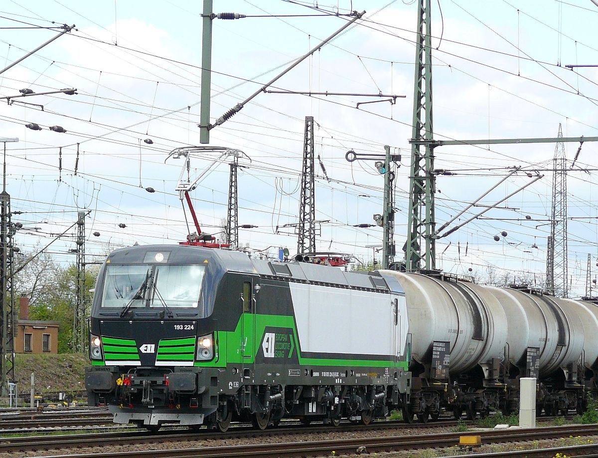 ELL (European Locomotive Leasing) Vectron Lok 193 224 Oberhausen West 17-04-2015.

ELL (European Locomotive Leasing) Vectron loc 193 224 Oberhausen West 17-04-2015.