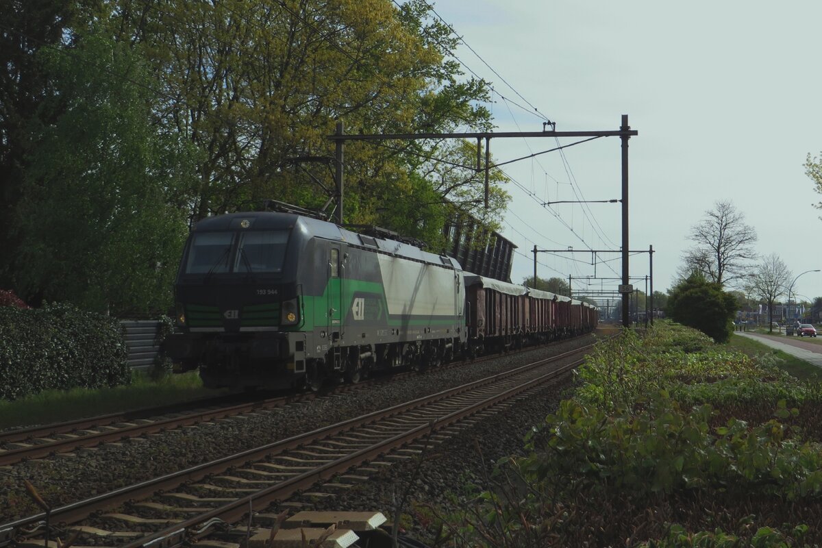 ELL/LTE 193 944 zieht ein Getreidezug durch Wijchen am 8.Juni 2023.