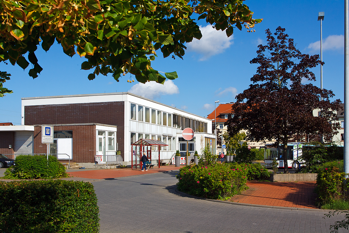 
Empfangsgebude vom Bahnhof Butzbach an der Main-Weser-Bahn (KBS 630 bei km 151,9, am 20.08.2014. Frher (bis 1975) war der Bahnhof auch Ausgangspunkt der nach Lich und Grnberg fhrenden Butzbach-Licher Eisenbahn. 

In den Hauptverkehrszeiten halten in Butzbach nur einzelnen Regional-Express-Zge, die von Frankfurt ber Gieen nach Marburg verkehren. Fernverkehrszge fahren ohne Halt durch den Bahnhof.
