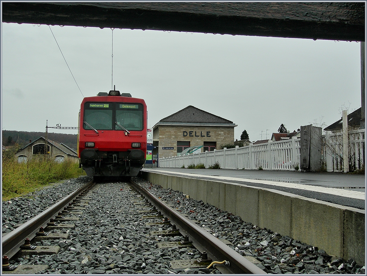 Ende 2007 lohnte eine Reise nach Delle, war doch nach einigen Jahren Unterbruch die Strecke vom vier Kilometer entfernten Boncourt über die Grenze wieder in Betrieb. Die Weiterfahrt nach Frankreich freilich begrenzte ein Prellbock; nun heute, beim Einstellen des Bildes und zehn Jahre später, kann man sich darüber freuen, dass der Prellbock weg kommt und die Züge bald wieder bis Belfort fahren werden.
23. Nov. 2007