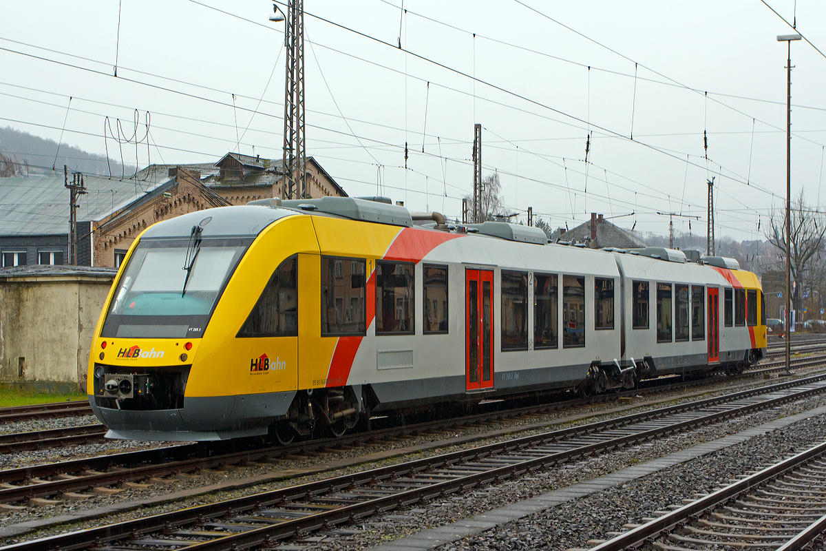 
Er steht schon in den Startlöchern, für die Betriebsaufnahme der HLB Hessenbahn GmbH als Betreiber der 3LänderBahn. 
Der VT 265 der HLB (95 80 0648 165-8 D-VCT /95 80 0648 665-7 D-VCT), ein Alstom Coradia LINT 41 ehemals der vectus Verkehrgesellschaft mbH dessen NVR-Registrierung er noch trägt, ist am 13.12.2014 im Hauptbahnhof Siegen abgestellt.

Zum Fahrplanwechsel am 14. Dezember 2014 übernimmt die HLB Hessenbahn GmbH den Betrieb der 3LänderBahn von der DB Regio NRW. Damit steht die 3LänderBahn auch künftig als Ihr zuverlässiger Partner auf folgenden Linien zur Verfügung:
RB 92 Olpe – Finnentrop
RB 93 Betzdorf – Siegen – Erndtebrück – Bad Berleburg
RB 95 Au – Siegen – Dillenburg (RMV 40)
RB 91 einzelne Fahrten zwischen Siegen und Finnentrop

Darüber hinaus verkehrt die HLB Hessenbahn GmbH ab Fahrplanwechsel auch auf zwei weiteren Strecken. Denn die 3LänderBahn übernimmt auch den Betrieb auf den bisher von der vectus Verkehrsgesellschaft mbH betriebenen Linien
RB 90 Limburg – Altenkirchen – Au (Sieg) (ehemals RB 28)
RB 29 Limburg – Montabaur – Siershahn

Weiterführende Veränderungen und Verbesserungen sollen dann ab Dezember 2015 folgen.