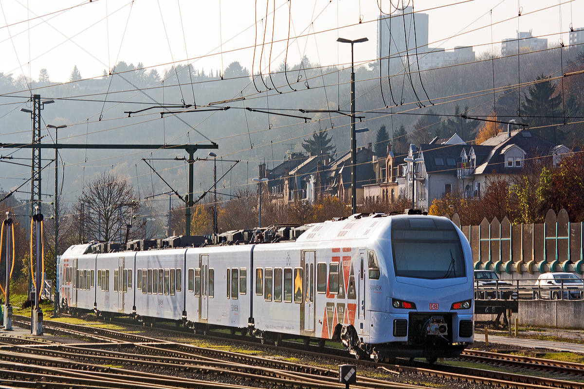 
Er steht wohl schon für den Fahrplanwechsel am 14. Dezember 2014 in den Startlöchern....

Der neue Südwest-Express   SÜWEX  in Form von dem fünfteiligen Stadler FLIRT 3 (94 80 0429 114-2 D-DB / 94 80 0429 614-1 D-DB) der DB Regio für das RE-Netz Südwest, abgestellt am 23.11.2014 beim Hbf Koblenz.


Die neuen Angebotsverbesserungen von Koblenz sollen sein:

Neuer Knotenpunkt Koblenz:
Der Hauptbahnhof Koblenz wird ab dem 14. Dezember 2014 mit neu aufeinander abgestimmten Anschlüssen und neuen Verbindungen noch stärker zum zentralen Schienenverkehrsknotenpunkt der Region. Hier kommen in Zukunft die Regionalexpress-Züge RE 1 (Koblenz – Trier – Saarbrücken – Kaiserslautern), RE 11 (Koblenz – Trier – Luxemburg), RE 5 (Koblenz – Köln – Emmerich), RE 2 (Koblenz – Mainz – Frankfurt), der Stadtexpress SE 10 (Neuwied – Koblenz – Wiesbaden – Frankfurt) sowie die neue Regionalbahn RB 23 (Mayen – Andernach – Koblenz – Limburg) immer kurz vor der vollen Stunde an und fahren kurz nach der vollen Stunde ab. Dadurch können alle Fahrgäste ohne längeres Warten und doch mit ausreichend Zeit zwischen sämtlichen Verbindungen umsteigen. Alle zwei Stunden ist auch der RE 25 (Koblenz – Limburg – Gießen) in den Knoten integriert. Zusätzlich werden die Anschlüsse vor allem der Regionalbahn RB 81 (Trier – Koblenz), die ab dem 14. Dezember 2014 mit einem komplett überarbeiteten Fahrplan fährt, an den IC-Fernverkehr in Koblenz deutlich verbessert.

Neue stündliche Direktverbindung nach Trier, Saarbrücken und Luxemburg:
Als weiterer Teil des neuen landesweiten RE-Netzes bietet der neu konzipierte und verlängerte Regionalexpress RE 1 entlang der Mosel mit modernen Fahrzeugen erstmals eine stündliche Direktverbindung ohne Umsteigen auf der Strecke Koblenz – Trier – Saarbrücken – Kaiserslautern und mindestens 2-stündlich sogar weiter bis Mannheim. Alle Züge des RE 1 halten im Gebiet des Verkehrsverbunds Rhein-Mosel auch in Kobern-Gondorf, Treis-Karden, Cochem und Bullay. Zwischen Koblenz und Trier fährt der RE 1 zusammen mit den Doppelstocktriebwagen des neuen Regionalexpress RE 11, der von der luxemburgischen Eisenbahngesellschaft CFL betrieben wird. Diese werden in Trier abgekoppelt und bieten so eine neue stündliche Direktverbindung zwischen Koblenz und Luxemburg. Für ihre bequeme Nutzung wird ebenfalls zum 14.12.2014 das „Rheinland-Pfalz-Ticket + Luxemburg“ eingeführt, das zusätzlich zum bisherigen Gültigkeitsbereich bis Luxemburg Hbf und in allen luxemburgischen Zügen außer dem TGV gilt.
