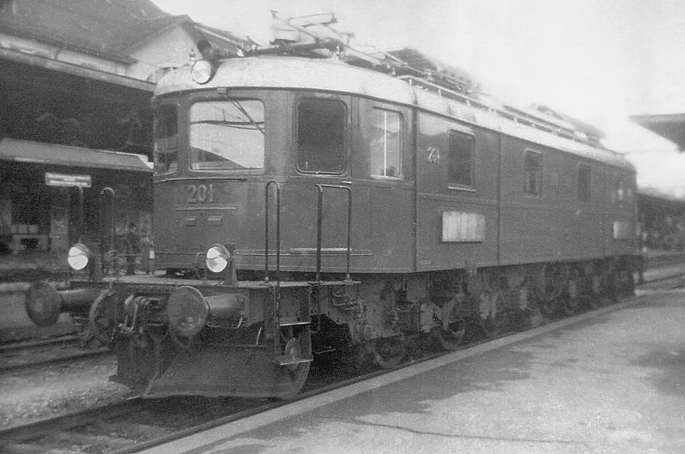 Erinnerung an die eindrucksvollen BLS Ae6/8: Ein uraltes Bild der schon früh ausgemusterten 201 in Thun, 1963 