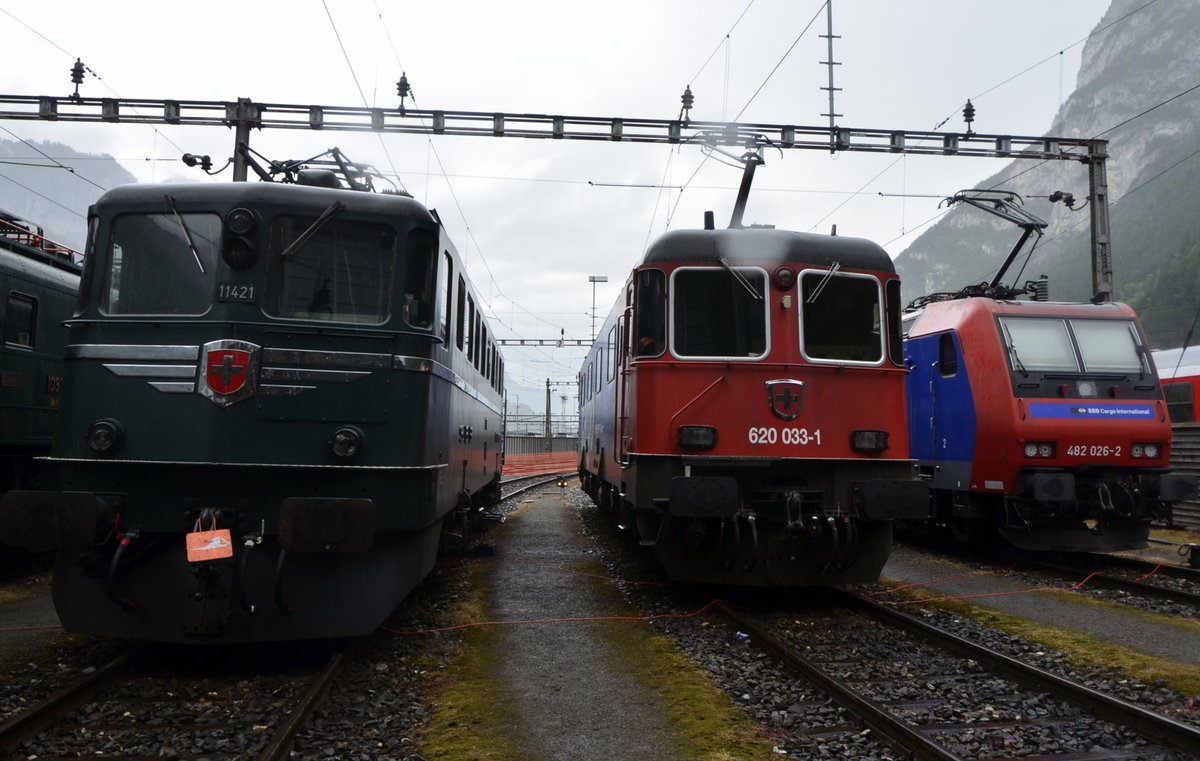 Eröffnung Gotthardbasistunnel 2016. Anlässlich der Feierlichkeiten gab es eine Rollmaterialshow in Erstfeld, hier drei Lokomotiven aus dem Bereich Güterverkehr, hier SBB Ae 6/6 11421, Re 6/6 620 033-1 und SBB Cargo Re 482 026-2 Alpäzähmer. (04.06.2016)