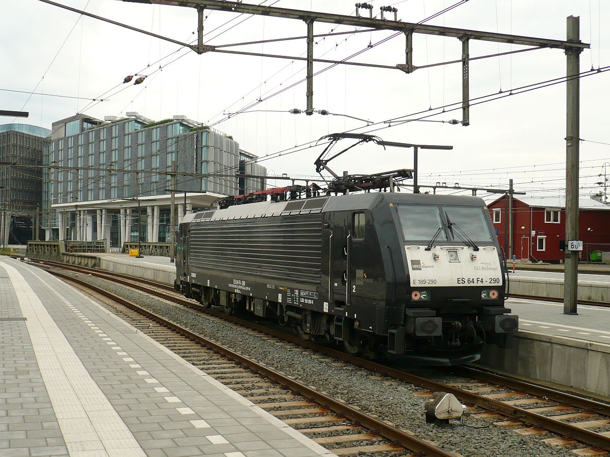 ERS Lok 189 290-0 Gleis 11 Amsterdam Centraal Station 06-08-2014.

ERS meerspanningslocomotief 189 290-0 tijdens instructierit voor NSR. Spoor 11 Amsterdam Centraal Station 06-08-2014.