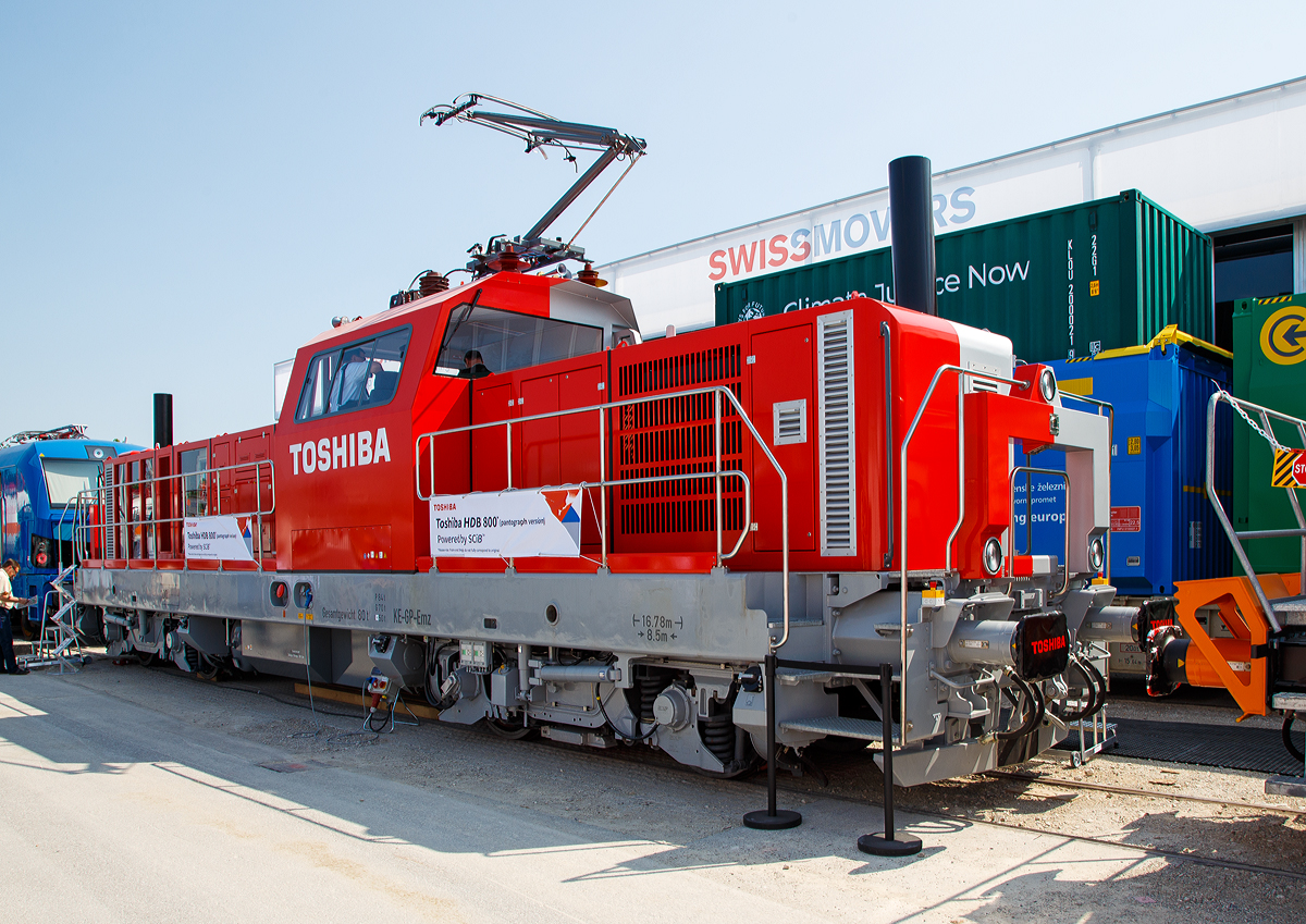 
Erste ko-Lok aus Kiel ist fertig........
Der japanische Toshiba-Konzern hat den ersten messe-tauglichen Prototypen, die Hybrid-Speicher-Lokomotive Toshiba HDB 800, fertiggestellt und auf der „Transport Logistic“ in Mnchen vorgestellt (hier 05.06.2019). Das ko-Kraftpaket, kann sowohl mit Diesel als auch mit Strom aus Akku und Oberleitung fahren.

Bitte beachten Sie: Rahmen und Drehgestelle entsprechen nicht vollstndig dem Original (Please note: Frame and boggies do not fully correspond to orginal). Hier wurden wohl noch der Rahmen und Drehgestelle von einer Schalke SDE1800 verwendet.

Der Prototyp wurde in Kiel-Friedrichsort (ehemalige MaK bzw. Vossloh Gelnde) fertiggestellt. Um die Serienfertigung bewirbt sich auch das DB Ausbesserungswerk Rostock.

Dass sowohl Kiel als auch Rostock so vehement um die Serienfertigung der Toshiba-Lok kmpfen, liegt auch an der schwindelerregenden Grenordnung des imagetrchtigen Geschftes. Denn es geht nicht nur um die 100 (je 50 Stck DB Cargo und Railpool)fest bestellten Fahrzeuge im Wert von rund 260 Millionen Euro, sondern auch um Optionen ber weitere 260 der abgasarmen Gter- und Rangier-Lokomotiven. Das finanzielle Gesamtvolumen des Projektes geht in den Milliardenbereich.

Mit der „HDB 800“ prsentiert der japanische Toshiba-Konzern seine erste Speicher-Hybrid-Lokomotive fr den europischen Markt. Das Besondere an der 1.500 PS starken Rangier- und Gterzuglok ist, sie verfgt ber eine sehr umweltschonende Antriebstechnologie. Der extrem starke Akku kann nicht nur per Oberleitung oder Dieselmotor aufgeladen werden, sondern auch ber die Umwandlung von Bremsenergie. Durch diese Technik sollen die Fahrzeuge 50 Prozent weniger Treibstoff verbrauchen und 70 Prozent weniger Abgase erzeugen. 

Vorgesehene TECHNISCHE DATEN:
Name:   T-HDB800
Max. Leistung am Rad: 750 kW
Hchstgeschwindigkeit: 100 km/h
Diesel-Motorleistung: 2 x 471 kW
Antriebsmotoren: 4 Stck Permanentmagnet-Synchronmotor
Traktionsbatterie: 2 Stck SCiB mit je 61,8 kWh

Hier wurde die Lok in Pantograf-Version vorgestellt, ob sie in der Serie einen besitzt ist fraglich.
