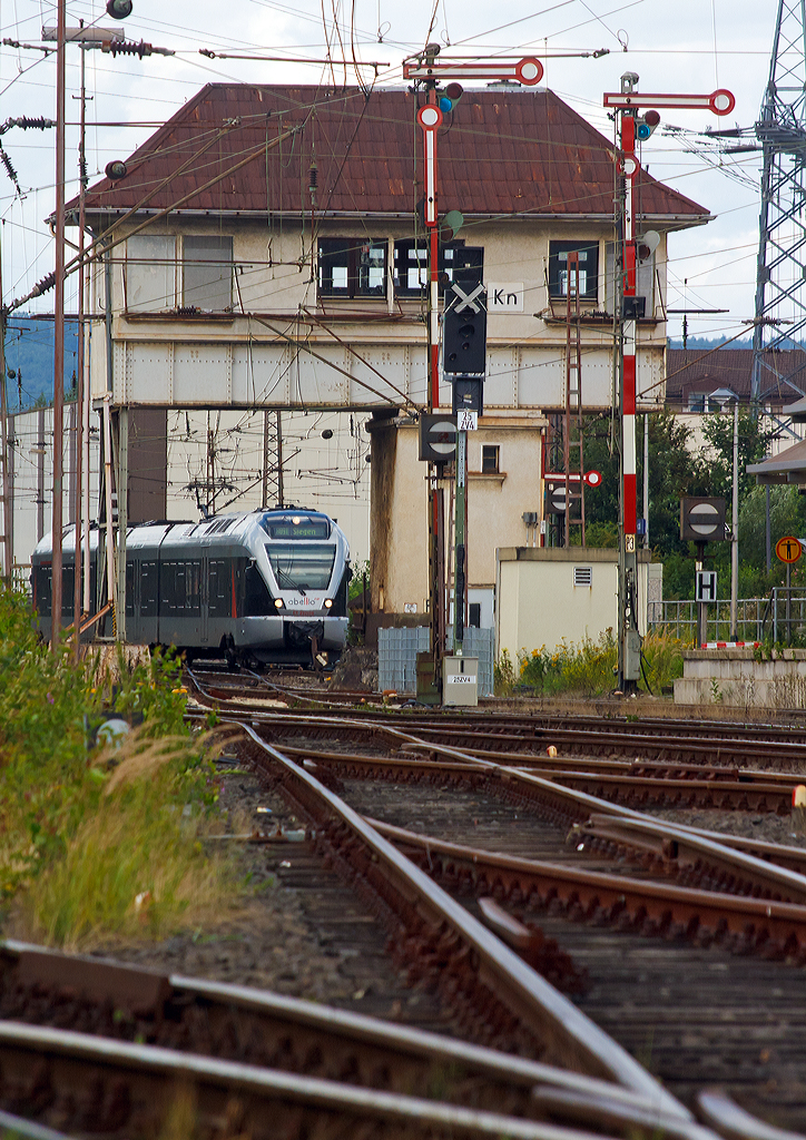 
Erwischt....
Der ET 232109   Kreis Siegen-Wittgenstein , ex ET 23009, ein 3-teiliger Stadler Flirt der Abellio Rail NRW erreicht, als RB 91  Ruhr-Sieg-Bahn  Hagen - Finnentrop - Kreuztal - Siegen,  den Bahnhof Kreuztal. Hier kurz vor dem Reiterstellwerk Kreuztal Nord (Kn), welches sich direkt vor den Bahnsteigen befindet.

Hinweis: Aufgenommen von öffentlicher Straße  (Zuschnitt aus Teleaufnahme).
