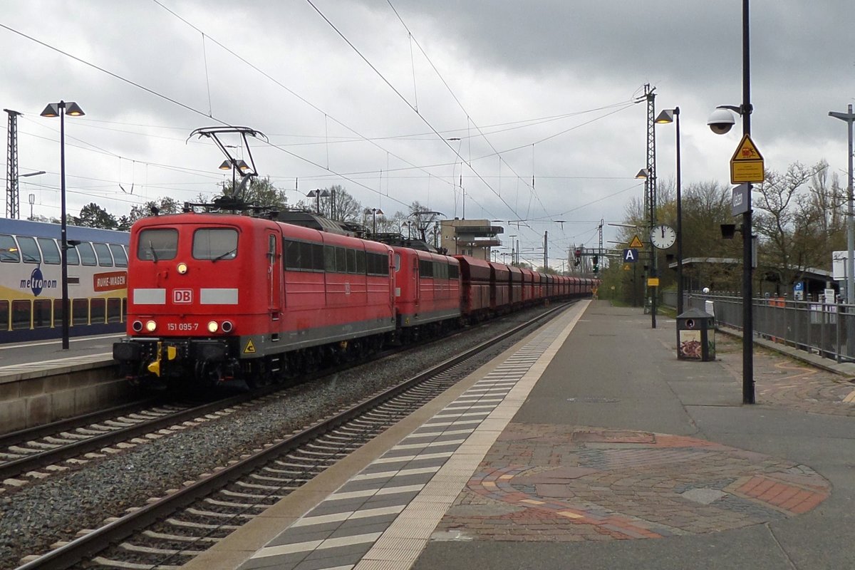 Erzbomber mit 151 095 durchfahrt Uelzen am 28 April 2016. 