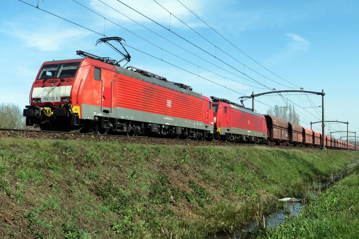 Erzbomber mit 189 032 durchfahrt am 30 März 2021 Roond.