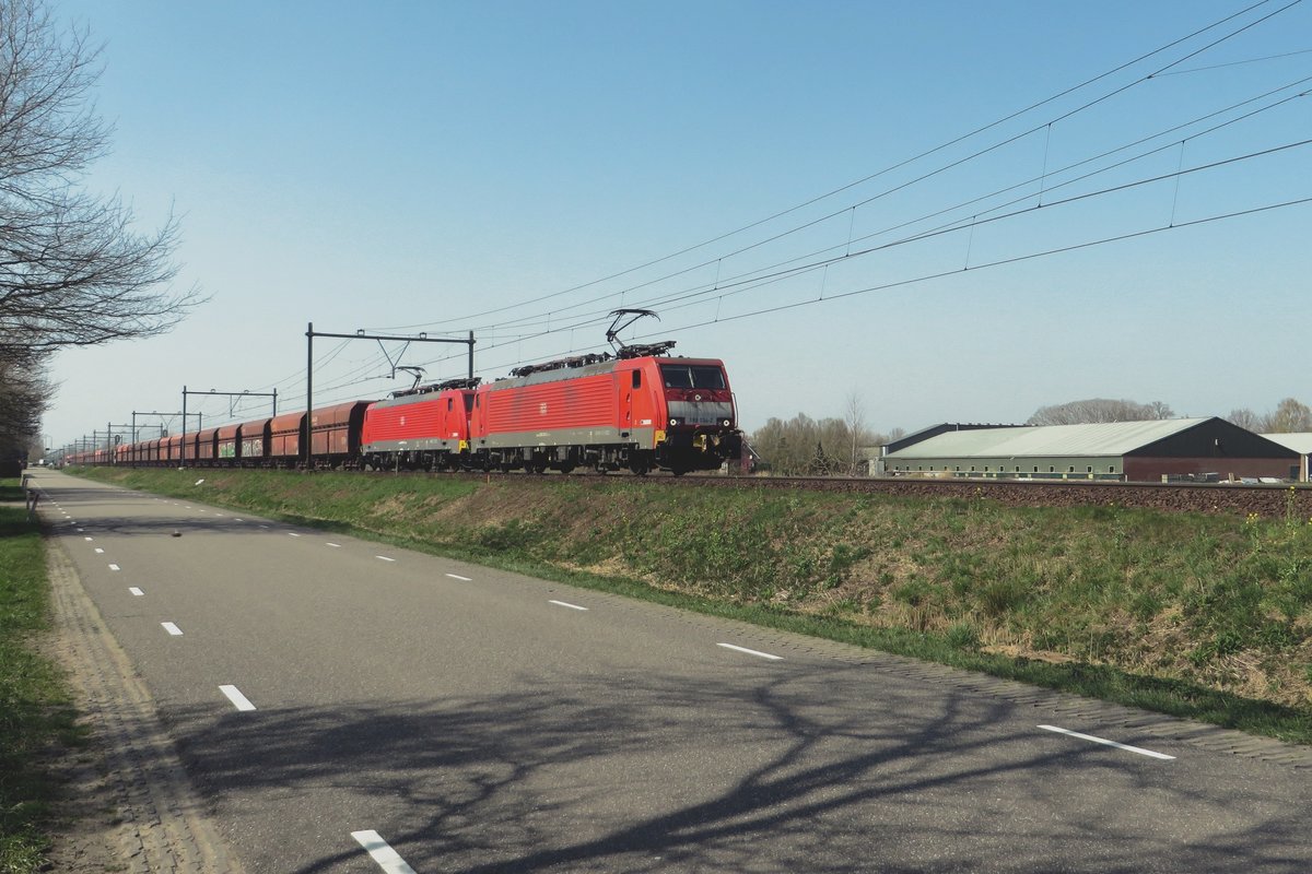 Erzbomber mit 189 034 dönnert am 31 März 2021 durch Roond richtung Venlo, Köln und Dillingen (Saar). 