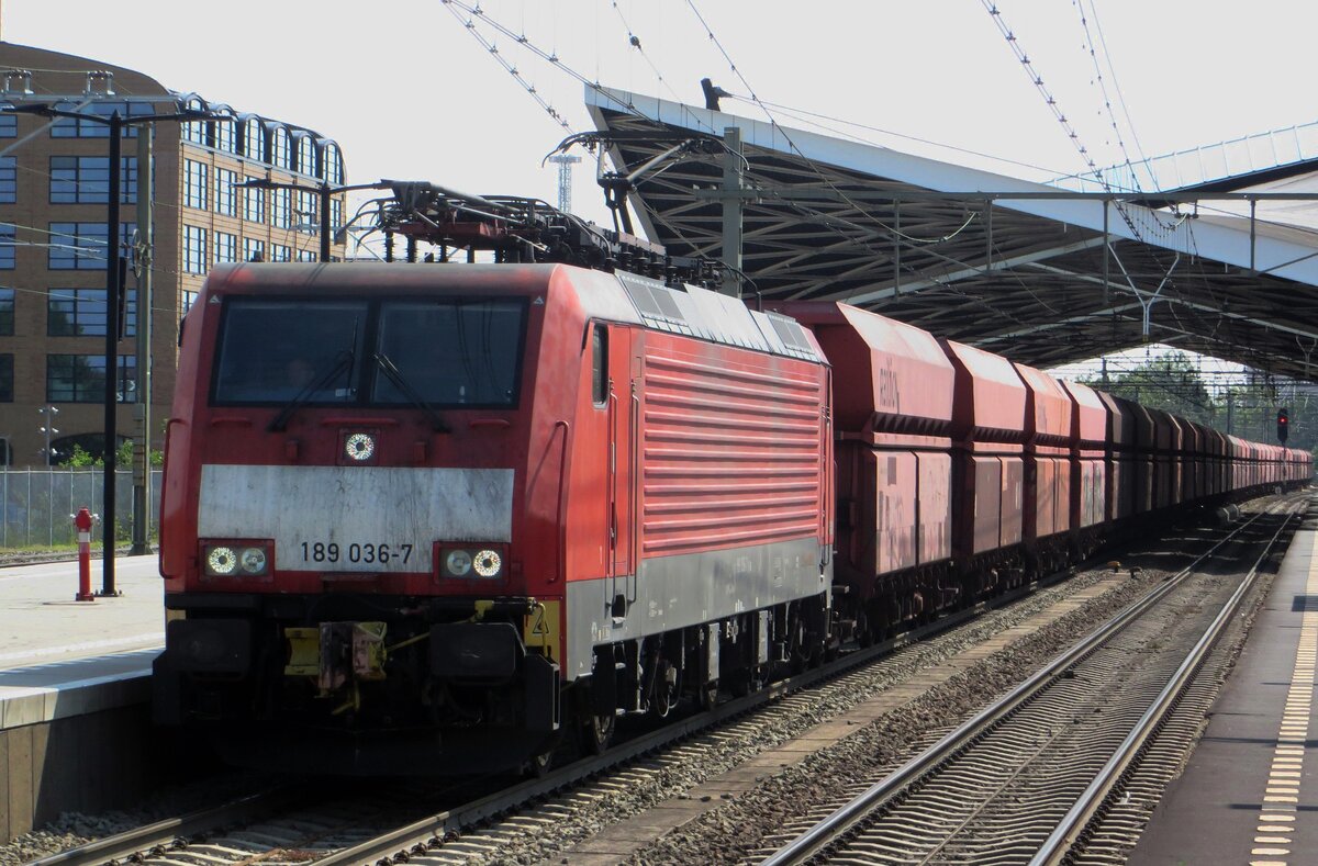 Erzbomber mit 189 036 dönnert am 23.Juli 2021 durch Tilburg.