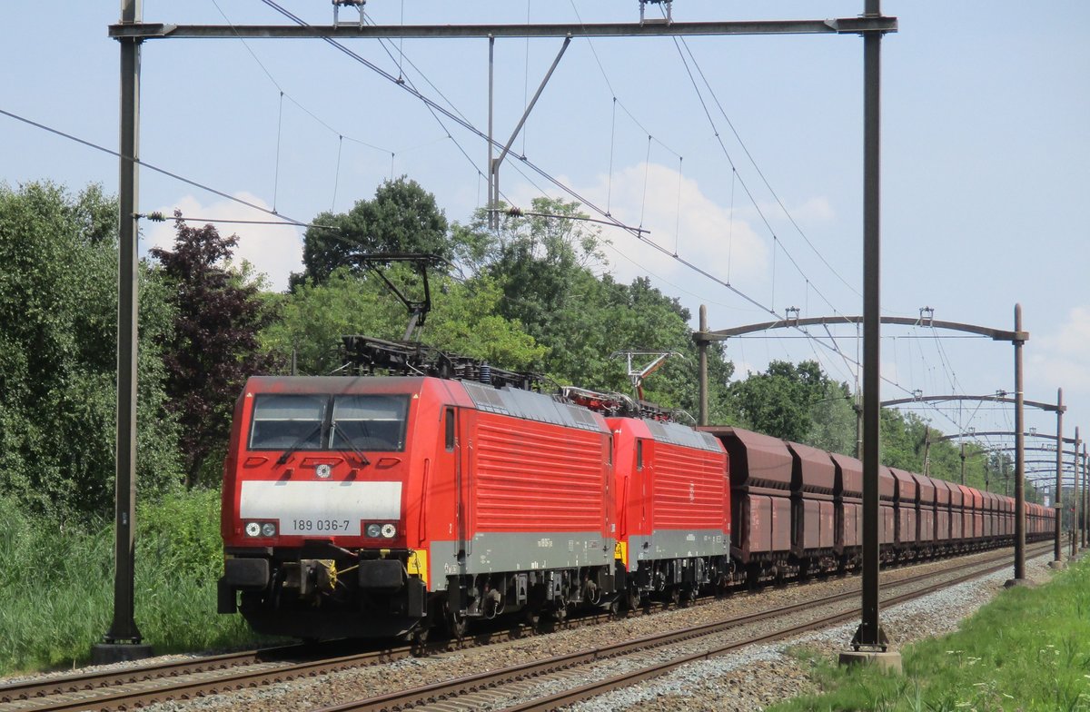 Erzbomber mit 189 036 passiert Dordrecht Zuid am 19 Juli 2018