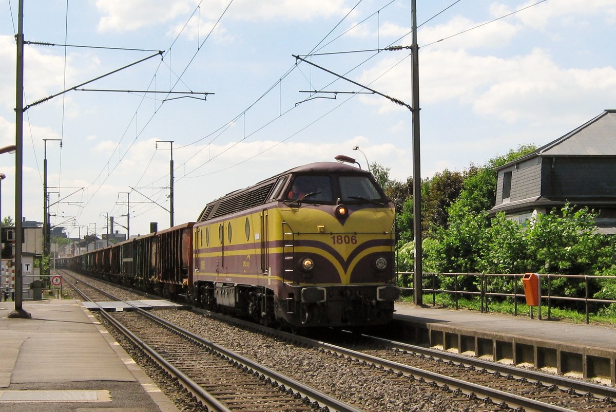 Erzzug mit CFL 1806 dönnert am 1 Juni 2009 durch Schifflange. 