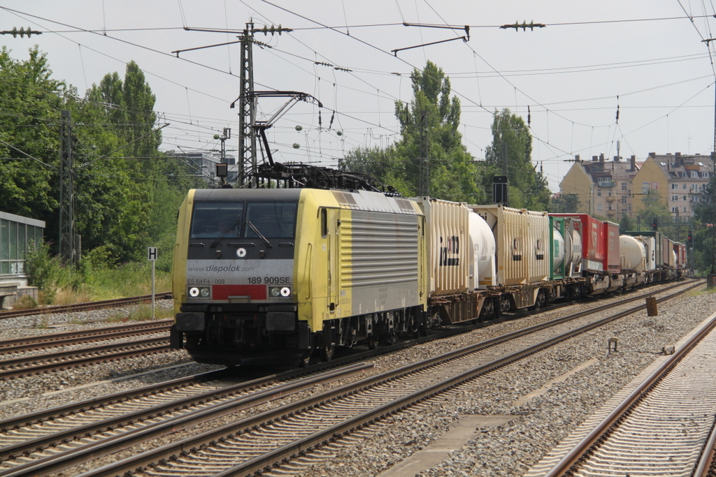 ES 64 F4-009 kam am Mittag des 26.07.2016 aus Richtung M�nchen Ost kommend durch M�nchen-Heimeranplatz gefahren.