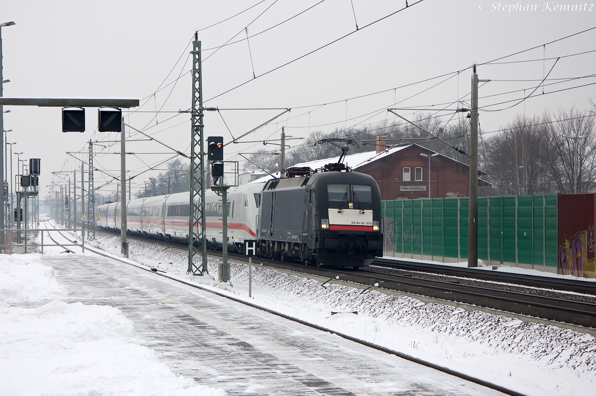 ES 64 U2 - 070 (182 570-2) MRCE Dispolok GmbH f�r DB Fernverkehr AG mit einem defekten ICE 2 402 038-4  Saarbr�cken , bei der langsamen Durchfahrt in Rathenow. Sie schleppte den ICE nach Berlin zur�ck. 27.01.2014