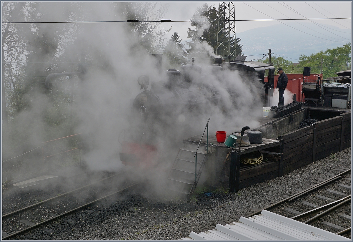 Es dampft wieder bei der Blonay Chamby Museumsbahn: die 51. Saison begann am 4. Mai und wird am 27. Okt. 2019 enden. 
Die G 2x 2/2 105 wird in Chaulin für die Nachmittagsfahrten vorbereitet.

18. Mai 2019   