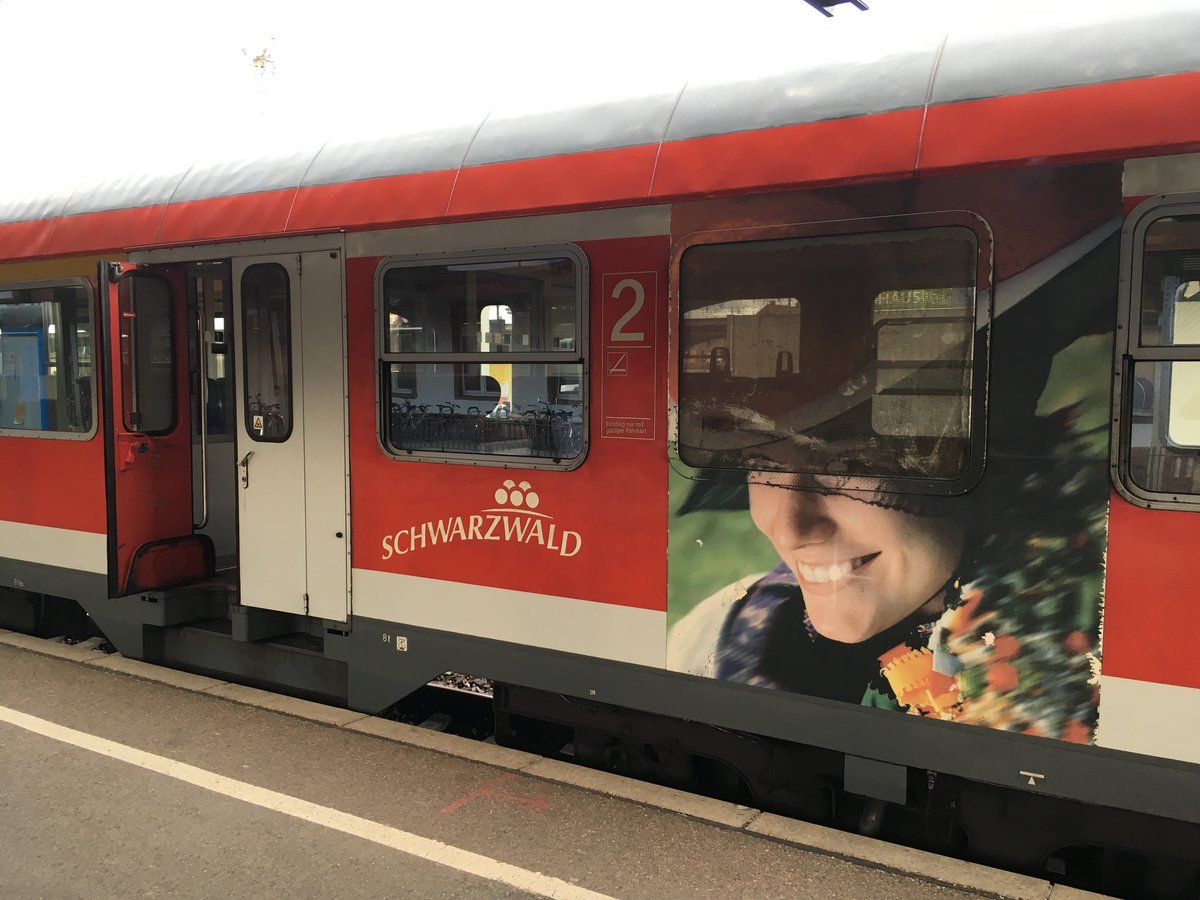 Es gibt ihn immer noch...

... den Freiburger N Wagen mit der Schwarzwald Werbung, auch wenn sie bestimmt schon mal besser ausgesehen hat als am 20.03.17 

31-34 360