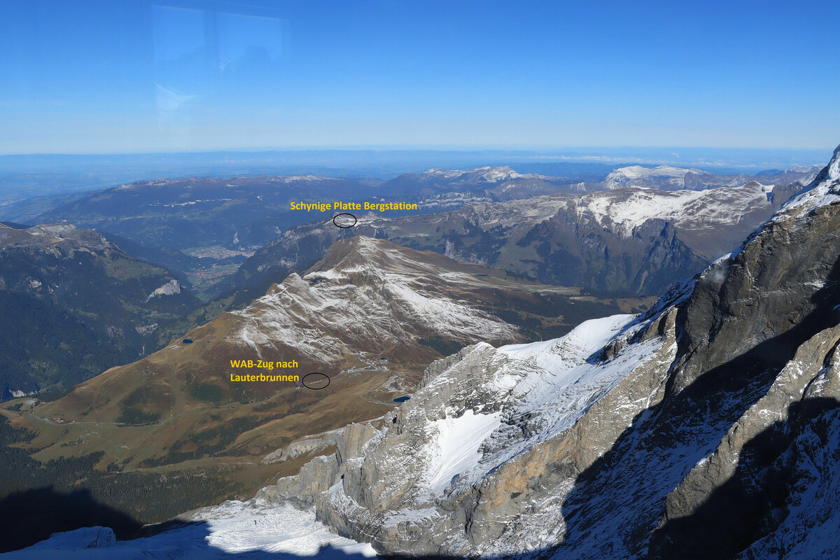 Es gibt nicht viele grössere Bahnen, wo man von der einen Endstation aus die andere sehen kann. Vom Jungfraujoch ist nicht nur die Kleine Scheidegg (Endstation der JB) zu sehen, sonern gleich auch die Endstation der Schynigen Platte Bahn. Im Hintergrund geht der Blick bis zu den Vogesen in Frankreich. 14.Oktober 2021 