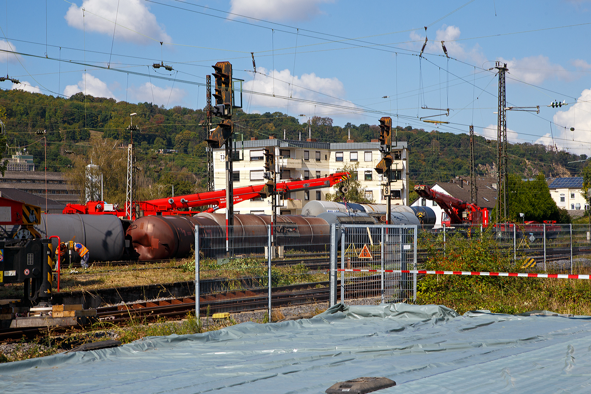 Es gibt noch viel zu tun in Niederlahnstein (hier am 02.09.2020). Drei Krane der DB Netz Notfalltechnik sind im Einsatz.
Hier im Einsatz sind, links der 120 t-Kran 732 003 (D-DB 99 80 9471 003-0) ein Kirow MULTI TASKER KRC 1200 und rechts der 100 t-Kran 733 001 „Bulldog“ ein Kirow MULTI TASKER KRC 910.

Gegen 18.40 Uhr am Sonntagabend des 30.08.2020 Mitten im Bahnhof kommt es zum Unglück: Ein Güterzug entgleist aus bislang noch unbekannten Ursachen, mehrere Kesselwagen waren aus den Gleisen gesprungen und umgekippt. Verletzte gab es glücklicherweise keine. Doch jetzt droht eine Katastrophe, der Güterzug hatte Diesel geladen. Der Güterzug war auf der Fahrt von Rotterdam nach Basel.

Fünf Kesselwagen waren umgekippt, bis zu 150.000 Liter Diesel sollen ausgelaufen und ins Erdreich gelangt sein. Von den insgesamt acht beschädigten Kesselwagen seien zwei komplett ausgelaufen.