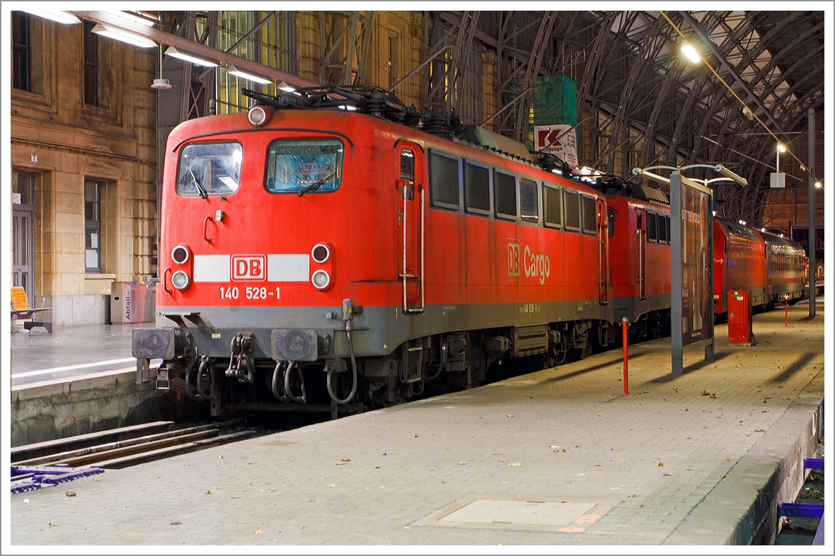 Es gibt sie noch, zwei von den wenigen E 40 im Bestand der DB.... 

Die 140 528-1 und Weitere (140 537-2) der DB Schenker Rail Deutschland AG stehen am 29.12.2013 (1:16 Uhr) auf Gleis 1 im Hauptbahnhof Frankfurt am Main. 

Später, nach dem eine V 60 den IC-Wagen herausgezogen hat, wird die 101er die zwei E 40er heraus ziehen.

Die 140 528-1 wurde 1964 bei Krupp  unter der Fabriknummer  4574 gebaut und als DB E 40 528 geliefert.

Wie alle Lokomotiven des Einheitslokomotivprogramms hatte die Baureihe E 40 als geschweißte Kasten-Konstruktionen mit Drehzapfen ausgeführte Drehgestelle und geschweißte Kastenaufbauten mit Lüftergittern. Die ebenfalls geschweißten Lokkästen unterscheiden sich im Wesentlichen nur durch ihre Länge und die Anordnung von Seitenfenstern und Lüftergittern von den anderen Einheitslokbaureihen. Die Baureihe E 40 (ab 1968: 140) ist technisch gesehen eine E 10.1 ohne elektrische Bremse und mit geänderter Getriebeübersetzung. Die E 40 / BR 140 unterscheiden von der E 10 / BR 110 durch eine andere Dachhaube mit weniger Lüftergitterrosten. Mit 879 Exemplaren ist die E 40 die meistgebaute Type des Einheitslokprogramms der DB. Ihre Höchstgeschwindigkeit betrug anfangs entsprechend ihrem vorgesehenen Einsatzgebiet im mittelschweren Güterzugdienst 100 km/h, wurde im Juni 1969 jedoch auf 110 km/h erhöht, um die Züge zu beschleunigen und die Loks auch besser im Berufsverkehr einsetzen zu können. 

Technische Daten:
Achsanordnung: Bo´Bo´
Spurweite: 1.435 mm
Länge über Puffer: 16.440 mm
Drehzapfenabstand: 7.900 mm
Achsstand in den Drehgestellen: 3.400 mm
Gesamtachsstand: 11.300 mm
Dienstgewicht:  86t
Achslast: 21,5t
Zulässige Höchstgeschwindigkeit: 110 Km/h
Stromsystem: Einphasen-Wechselstrom 15 000 V, 16 ²/³ Hz
Nennleistung: 3700 kW (5032 PS)
Nennleistung Trafo: 4040 kVA
Anzahl Fahrstufen:  28
Anzahl Fahrmotoren:  4

Beschaffungskosten:  ca. 1.226.000 DM
