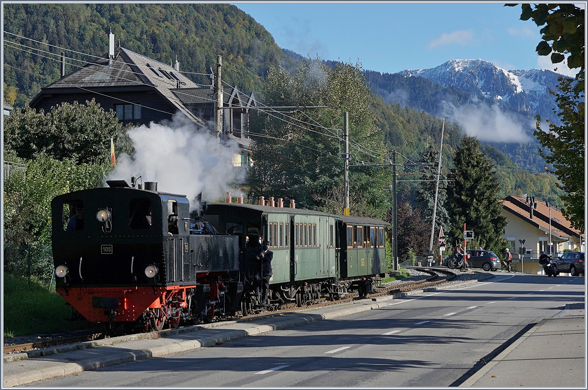 Es ist Herbst geworden, und damit verwöhnt uns die Natur mit einem zauberhaften Licht, aber auch mit langen Schatten... Die Blonay-Chamby Bahn G 2x 2/2 105 erreicht Blonay mit dem letzten DAmmpf-Zug des Tages.

3. Okt. 2020