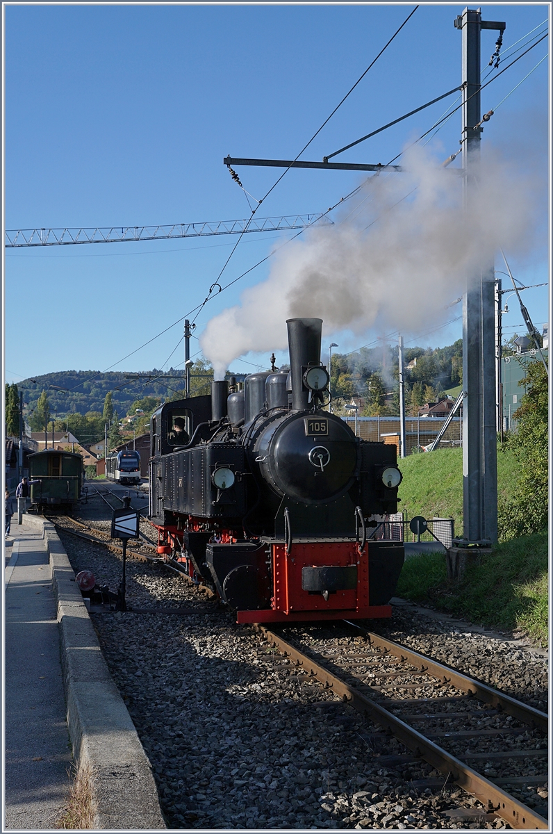 Es ist Herbst geworden, und damit verwöhnt uns die Natur mit einem zauberhaften Licht, aber auch mit langen Schatten... Die Blonay-Chamby Bahn G 2x 2/2 105 rangiert in Blonay. 

3. Okt. 2020