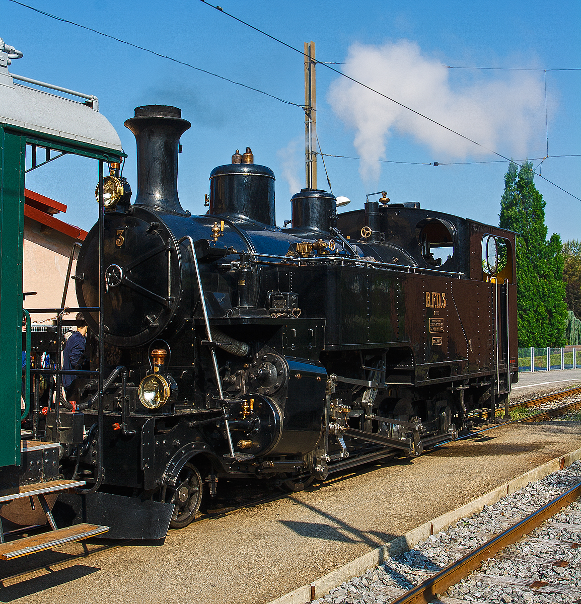 
Es raucht und dampft in Blonay....
Pfingstdampf Festival bei der Museumsbahn Blonay-Chamby - Die HG 3/4 Zahnraddampflok B.F.D.  N° 3  (Brig–Furka–Disentis-Bahn) fährt mit Ihrem Zug am 27.05.2012 vom Bahnhof Blonay weiter nach Vevey hinab. 

Die B.F.D. HG 3/4 ist eine von zehn von der Schweizerische Lokomotiv- und Maschinenfabrik (SLM) gebauten Dampflokomotiven für gemischten Adhäsions- und Zahnradbetrieb für die Brig-Furka-Disentis. Diese hier wurde 1913 unter der Fabriknummer 2317 gebaut.

Neben dieser hier sind noch drei weitere Exemplare bei der Dampfbahn Furka-Bergstrecke (DFB) erhalten, es sind dies die Nr. 1, 4 und 9. Unter der Bezeichnung Back to Switzerland kehrten 1990 die ex B.F.D. 1 und B.F.D.9, sowie Überreste der Nr.2 und 8, aus Vietnam in die Schweiz zurück.

Die HG 3/4 Dampflokomotiven haben vier Zylinder, zwei außenliegende für den  Adhäsionsantrieb und zwei innenliegende für den Zahnradantrieb. Indizierte Leistung beträgt 440 kW, Höchstgeschwindigkeit 45 km/h bei Adhäsionbetrieb und 20 km/h bei Zahnradbetrieb.