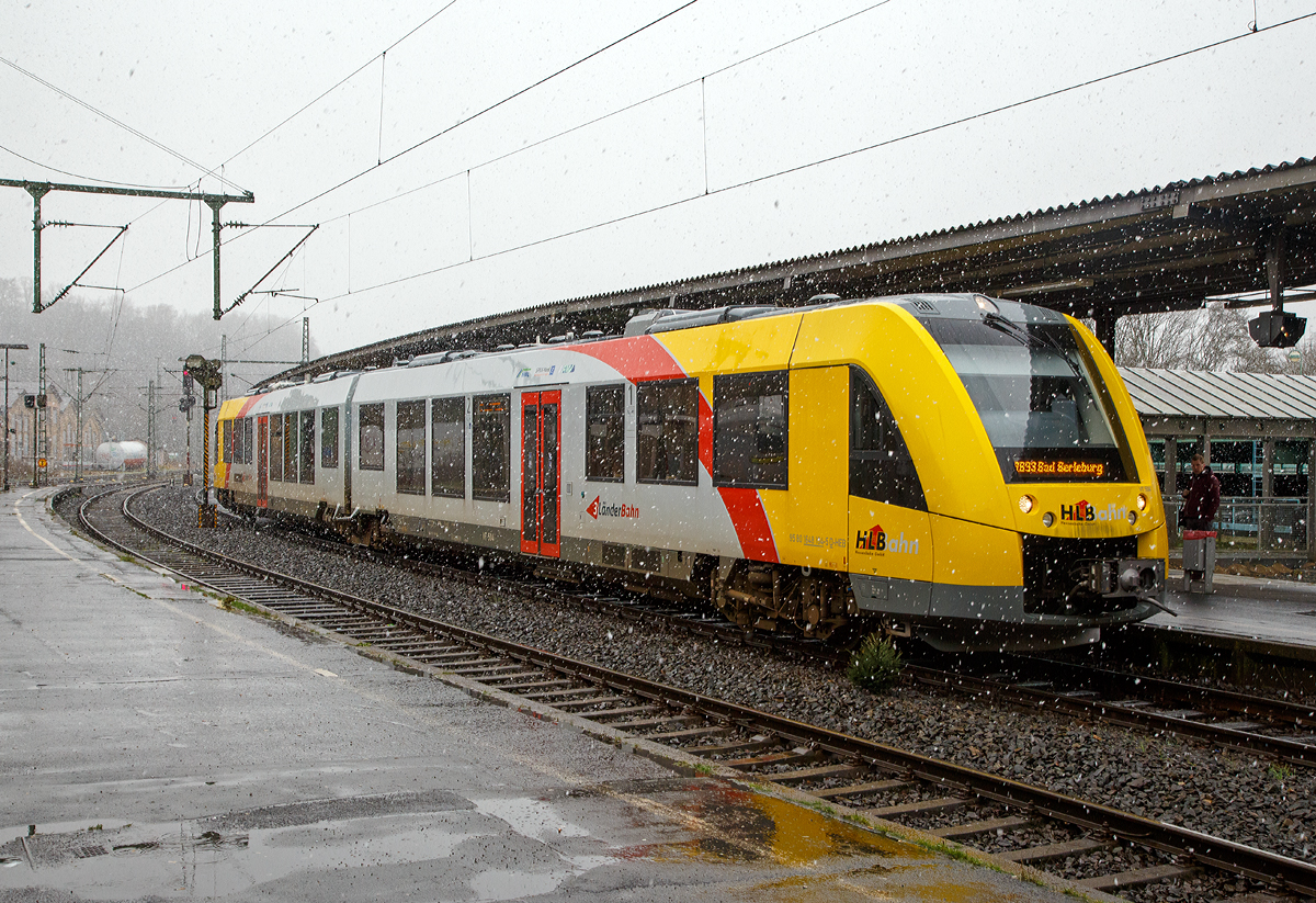 
Es schneit aber hier unten an der Sieg bleibt er noch nicht liegen, sondern wird direkt zu Wasser....
Der VT 504 ein Alstom Coradia LINT 41 der neuen Generation (95 80 1648 104-5 D-HEB / 95 80 1648 604-4 D-HEB) der HLB (Hessische Landesbahn GmbH) fährt am 16.01.2016, als RB 93   Rothaarbahn  (Betzdorf - Siegen - Kreuztal - Bad Berleburg), vom Bahnhof Betzdorf/Sieg los. Diese Umläufe die jeweils kurz nach dem RE 9 um X:33 Uhr ihre Fahrt hier beginnen, fahren vom Gleis 106 und somit links los, kurz nach dem Bahnhof wechseln sie dann das Gleis.