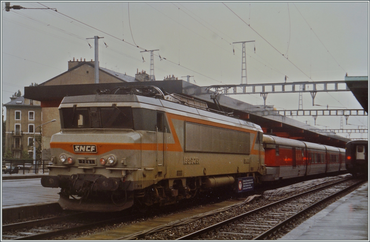 Es war einmal... da konnte man mit dem  Catalan Talgo  ohne Umsteigen von Gen�ve bis Barcelona reisen. Die SNCF Gleichstrom BB 7281 wartet mit dem RENFE Talgo-Zug in Gen�ve im Sommer 1987 auf die Abfahrt.