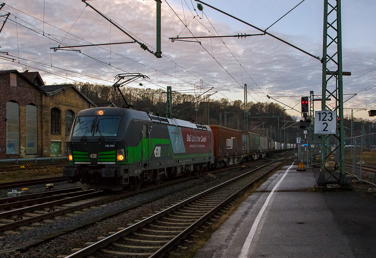 Es war sonntags am späten Nachmittag, so hatte ich eigentlich nicht damit gerechnet.....
B+S Logistik GmbH fahrende ELL 193 284 (91 80 6193 284-7 D-ELOC) fährt am 13.12.2020 mit einem kombinierten KLV- und Containerzug durch Betzdorf (Sieg) in Richtung Siegen.

Die Vectron AC wurde 2017 von Siemens in München-Allach unter der Fabriknummer 22206 gebaut und an die ELL - European Locomotive Leasing geliefert.
