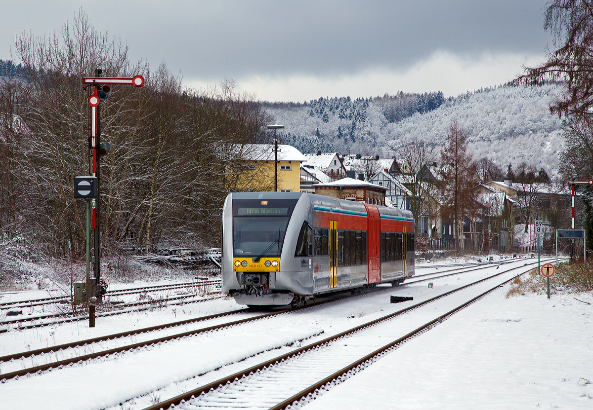 
Es ist Winter: Nun ist auch der Schnee im Hellertal angekommen....
Der HLB 127 bzw. VT 526 127  (95 80 0646 427-4 D-HEB / 95 80 0946 927-0 D-HEB / 95 80 0946 427-1 D-HEB) ein  Stadler GTW 2/6 der HLB (Hessische Landesbahn GmbH) fährt am 17.01.2016, als RB 96  Hellertalbahn  nach Dillenburg (Betzdorf - Herdorf - Neunkirchen - Haiger - Dillenburg), in den Bahnhof Herdorf ein. 

Der Stadler GTW 2/6 wurde 2001 von  Deutsche Waggonbau AG (DWA) in Bautzen (heute Bombardier) unter der Fabriknummer 526/009 gebaut und an die HLB geliefert. Für die Hessische Landesbahn wurden insgesamt 30 dieser Triebzüge dort gebaut.
