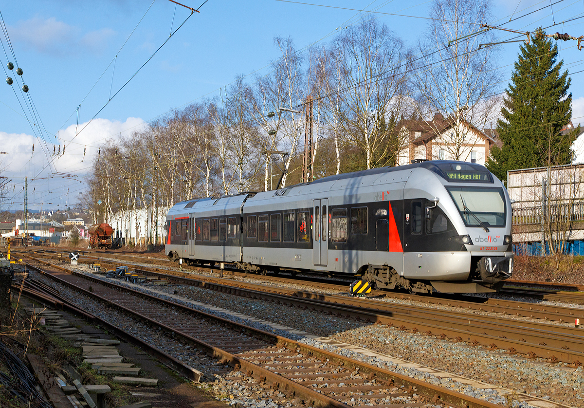 
ET 222106  Siegen  (94 80 0426 105-3 D-ABRN / 94 80 0826 105-9 D-ABRN), ex ET 22 006, (2-teiliger Stadler Flirt BR 0426.1) der Abellio Rail NRW erreich am 17.01.2015 nun bald den Bf. Kreuztal. Erfährt als RB 91  Ruhr-Sieg-Bahn  die Verbindung Siegen - Hagen.