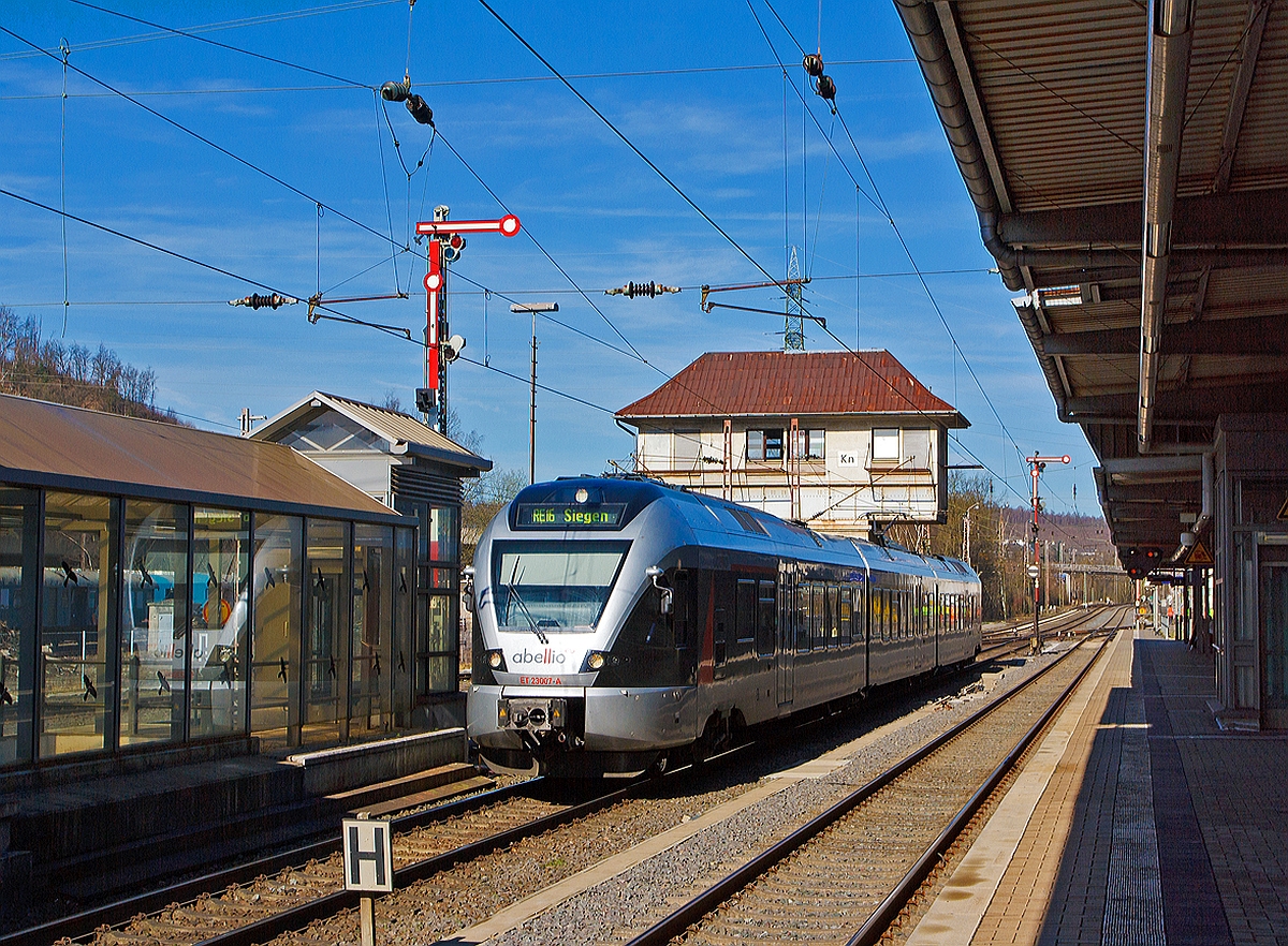 
ET 23007 (3-teiliger Stadler Flirt) der Abellio Rail NRW fhrt am 20.03.2014 als RE 16  Ruhr-Sieg-Express   in den Bahnhof Kreuztal ein. 
Er fhrt die Verbindung Essen-Hagen-Siegen.