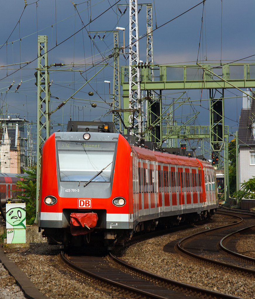 
ET 423 791-3 der S-Bahn Köln gekoppelt mit einem Weiteren schlängeln sich als S 12   Düren - Köln - Siegburg - Hennef (Sieg)  am 29.08.2014 durch das Gleisvorfeld vom Hbf Köln, den sie gleich erreichen. 

Die vierteiligen Triebzüge der Baureihe 423 sind 67,40 m lang. Als Leichtbaufahrzeug besteht er größtenteils aus Aluminium. Als Antrieb wird hier Drehstromtechnik mit Bremsstromrückspeisung eingesetzt, die Leistung beträgt 2.350 kW. die zulässige Höchstgeschwindigkeit beträgt 140 km/h.

Hinweis: Die Aufnahme vom Bahnsteig gemacht.