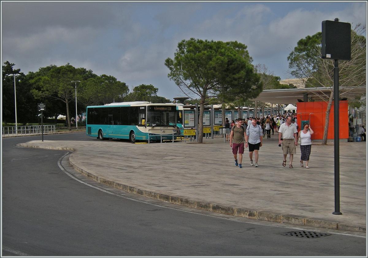 Etliche Busbahnsteige bietet der Busbahnhof von Valletta. 
28. Sept. 2013