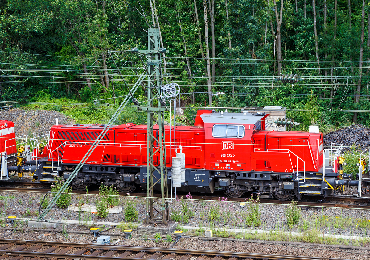 
Etwas hinter einem Mast versteckt..........
Die 265 023-2 (92 80 1265 023-2 D-DB), eine Voith Gravita 15L BB der DB Schenker Rail AG, abgestellt am 26.07.2015 in Kreuztal. 

Die Lok wurde 2013 von Voith in Kiel unter der Fabriknummer L04-18024 gebaut und an die DB Schenker geliefert. 

Die Loks vom Typ Gravita 15L BB haben einen Leistung von 1.800 kW und habe somit 800 kW mehr Leistung als eine Gravita 10 BB. Zudem sind sie über 1m länger als die kleine Schwester.
