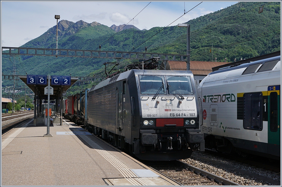 Etwas überrascht wurde ich in Cadenazzo von der SBB Internationla Re 474 bzw. E 189 107 welche ebenfalls mit einem Güterzug Richtung Luino unterwegs ist.
20. Mai 2017