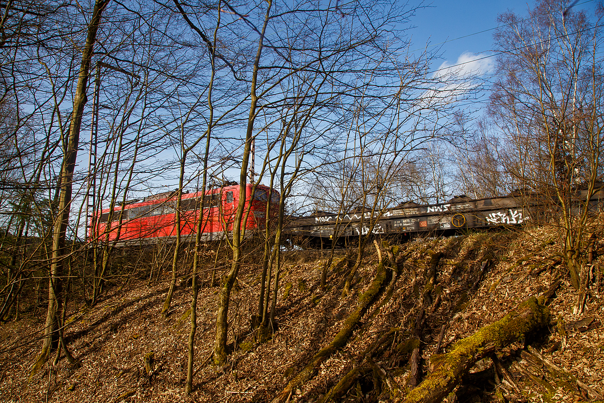 Etwas verdeckt....
Ich war schon (23.02.2021) am Weg nach unten, da fährt eine an die DB Cargo AG vermietete 151er der Railpool GmbH mit einem Güterzug über den Rudersdorfer Viadukt in Richtung Siegen.