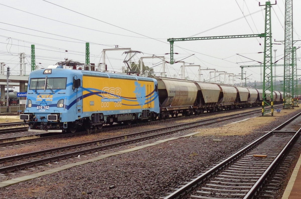 Ex-CFR 40, heute nach Umbau -mit die neuste Nase- Transmontana Ellok 610 102 durchfahrt nahmens CER Budapest Kelewnfld am 21 September 2017.