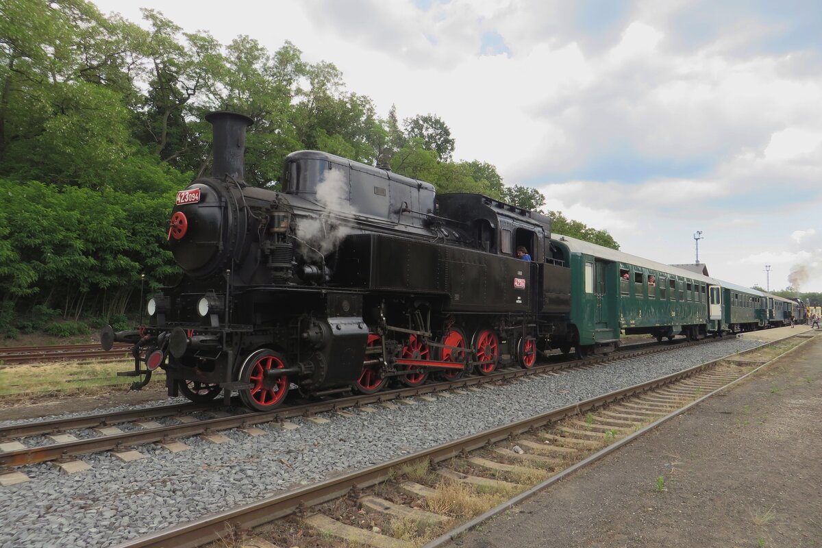 Ex-CSD 423.094 steht mit ein Dampfzug am 11 Juni 2022 in Luzna u Rakovnika.