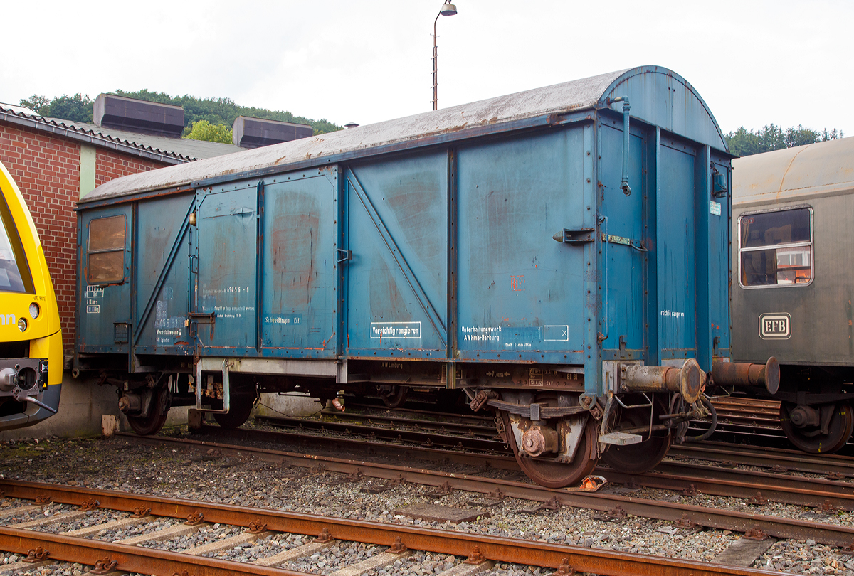 
Ex DB Bahnhofswagen-Nr. 654 5 6 – 6, ex DB 40 80 9455 531-1, Werkstattwagen 611, BD Köln Glb Opladen, Schweißtrupp 1581, ex gedeckter Güterwagen der Gattung Glms 207, am 26.08.2017 im Südwestfälischen Eisenbahnmuseums in Siegen.

TECHNISCHE DATEN: 
Länge über Puffer: 10.000 mm
Achsabstand: 7.000 mm
Eigengewicht: 10.370 kg
Höchstgeschwindigkeit: 80 km/h 
Max. Zuladung 18 t
