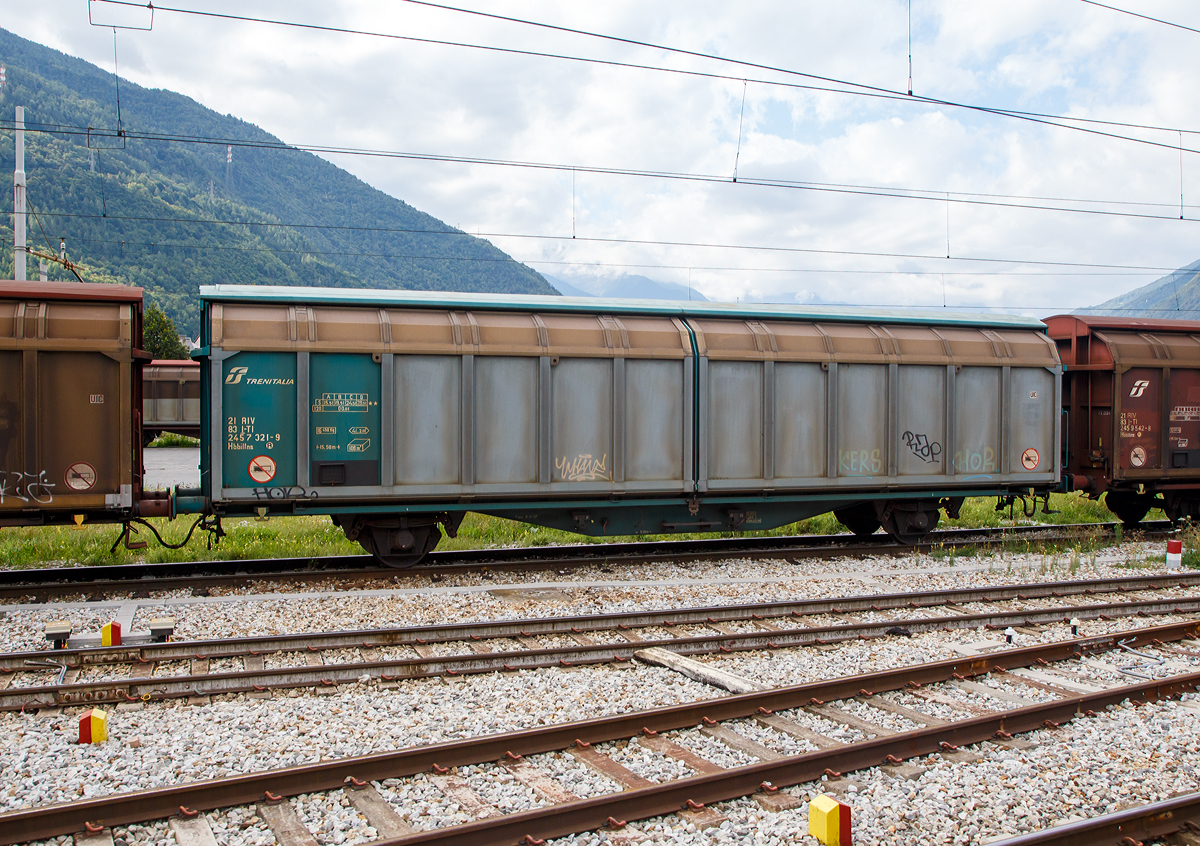 Ex FS zweiachsiger, großräumiger Schiebewandwagen 21 83 245 7 321-9 I-TI, der Gattung Hbbillns, der Trenitalia, am 14.09.2017 im Bahnhof Tirano. Hier in Tirano werden die Wagen mit Mineralwasser beladen und gehen in die Welt.

TECHNISCHE DATEN:
Spurweite: 1.435 mm
Länge über Puffer : 15.500 mm
Achsabstand:  9.000 mm
Eigengewicht: 16.450 kg
Ladefläche: 41,2 m²
Rauminhalt: 108,0 m³
Max. Zuladung: 28,5 t (ab Streckenklasse D)
Höchstgeschwindigkeit: 100 km/h (beladen) / 120 km/h (leer)
Intern. Verwendungsfähigkeit: RIV
