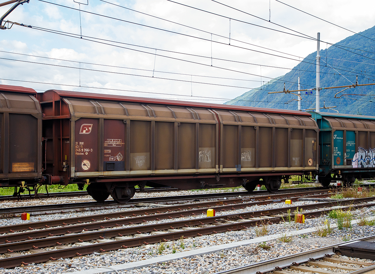 Ex FS zweiachsiger, großräumiger Schiebewandwagen 21 83 2459 356-3 I-TI, der Gattung Hbbillns, der Trenitalia, am 14.09.2017 im Bahnhof Tirano. Hier in Tirano werden die Wagen mit Mineralwasser beladen und gehen in die Welt.

TECHNISCHE DATEN:
Gattungskennzahl: 2459
Spurweite: 1.435 mm
Länge über Puffer : 15.500 mm
Achsabstand:  9.000 mm
Eigengewicht: 16.600 kg
Ladefläche: 41,2 m²
Rauminhalt: 108,0 m³
Max. Zuladung: 28,5 t (ab Streckenklasse D)
Höchstgeschwindigkeit: 100 km/h (beladen) / 120 km/h (leer)
Intern. Verwendungsfähigkeit: RIV