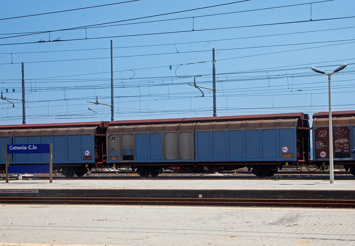 Ex FS, zweiachsiger, grorumiger Schiebewandwagen 21 83 2458 391-1 I-MIR, der Gattung Hbbillns, der Mercitalia Rail Srl, am 20.07.2022 im Zugverband bei der Zugdurchfahrt im Bahnhof Catania Centrale (Sizilien).

TECHNISCHE DATEN:
Spurweite: 1.435 mm
Lnge ber Puffer : 15.500 mm
Achsabstand:  9.000 mm
Eigengewicht: 16.450 kg
Ladeflche: 41,2 m
Rauminhalt: 108,0 m
Max. Zuladung: 28,5 t (ab Streckenklasse D)
Hchstgeschwindigkeit: 100 km/h (beladen) / 120 km/h (leer)
Bremse: Freno O-GP
Intern. Verwendungsfhigkeit: RIV