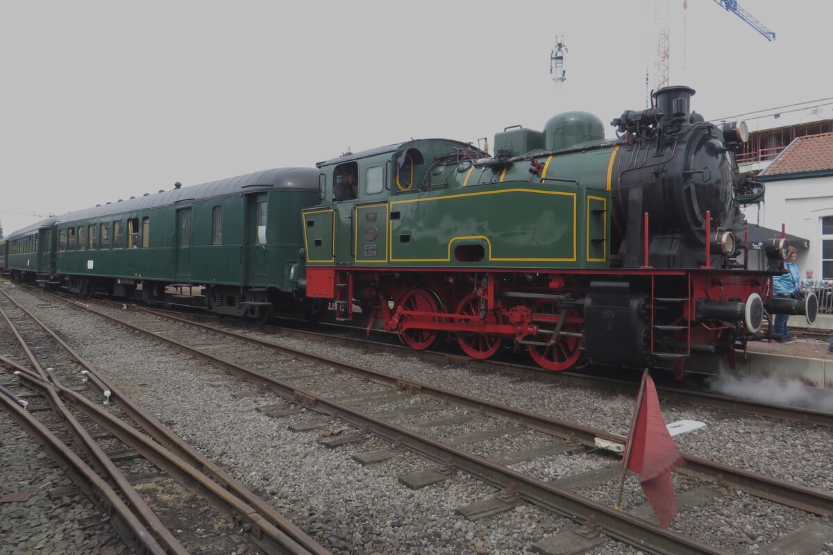 Ex-Hoogovens Lok 22 TOM steht am 6 Mai 2023 mit ein Dampfpendelzug in Maldegem während das Dampfwochenende der SCMs. Wegen Kontroversen über Umweltfeindliche Gasausstösse entscheidete Tata Steel (ehemahlige Hoogovens) die zwei für Exkursionen eingesetzte Dampfloks 'TOM' und 'BONNE' los zu werden; TOM hat ins SCM ein vorlaufiges neues Heimat gefunden.