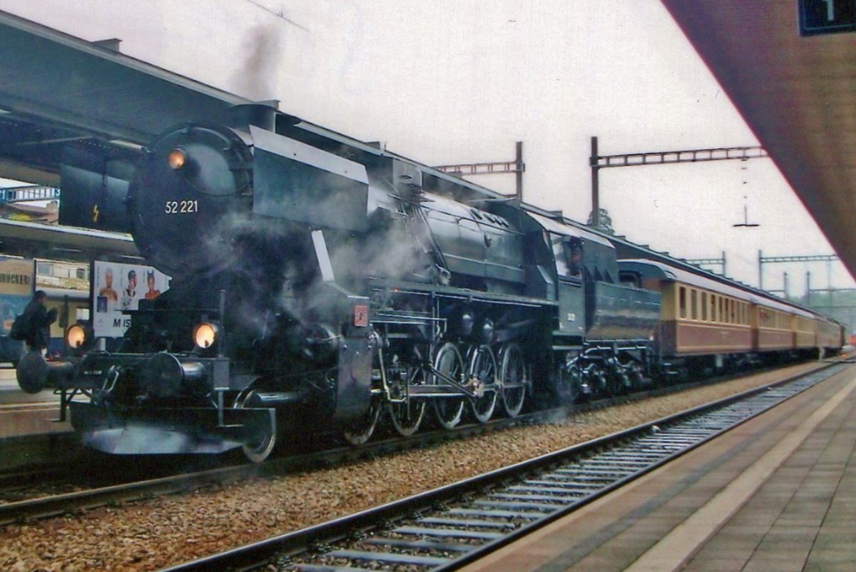 Ex-Kriegslok 52 221 steht mit ein Sonderzug am 14 Mai 2010 in ein ganz verregneten Spiez. 