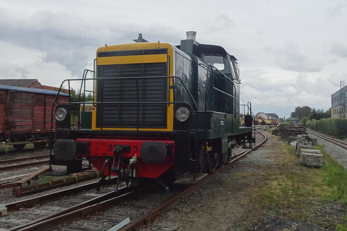 Ex-NMBS 8040/260.040 steht während das Dampfwochenende der SCM am 6 Mai 2023 in Maldegem. Kurz davor war die Rangierdiesellok in deren Originalzustand zurückgesetzt. 